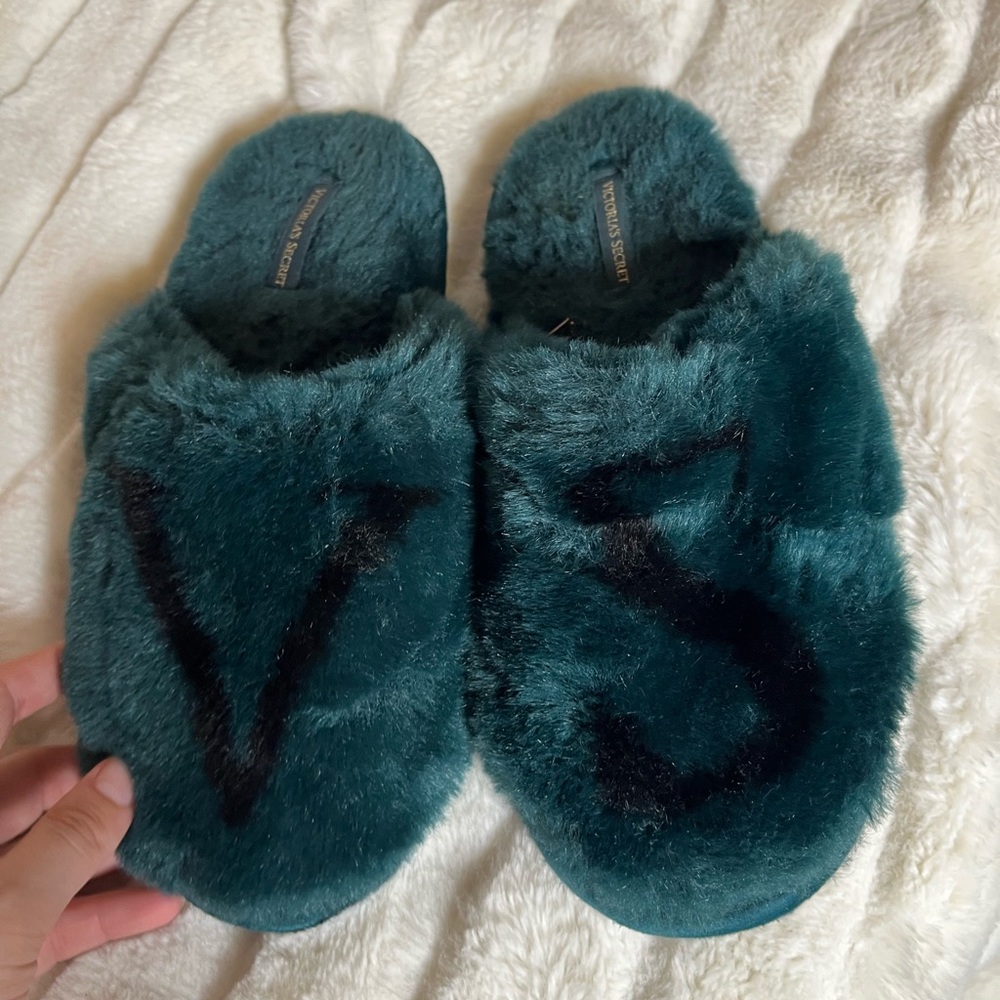 Victoria’s Secret S Dark Green Black VS Faux Fur Cute Lounge Forestcore Slippers